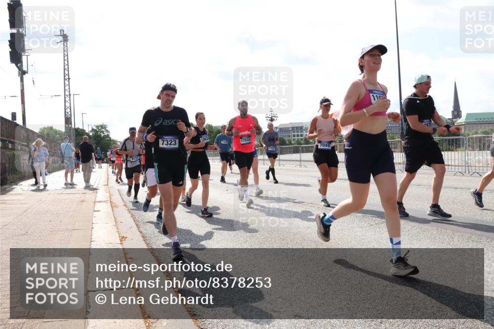 29.06.2025 - hella hamburg halbmarathon Lena Gebhardt http://msf.ph/oto/8378253 29.06.2025 10:02:32 Lombardsbrücke 9131, 7323, 18624, 17836, 17533, 17931, 7049, 11, 2978, 1128, 1254, 1432, 1453, 1702, 1733, 2142, 2322, 2323, 2685, 2712, 2819, 3169, 3225, 3630, 3780, 3919, 3976, 4066, 4985, 5734, 5763, 6166, 6295, 6322, 6708, 6752, 6860, 7031, 7049, 7223, 7243, 7323, 7869, 7888, 8003, 8364, 8624, 8662, 8749, 9006, 9020, 9021, 9131, 9156, 9353, 9554, 9928, 9986, 10128, 10295, 10539, 10866, 11191, 11250, 11515, 11554, 11670, 11702, 11782, 11871, 11938, 11968, 12315, 12316, 12491 meine-sportfotos.de