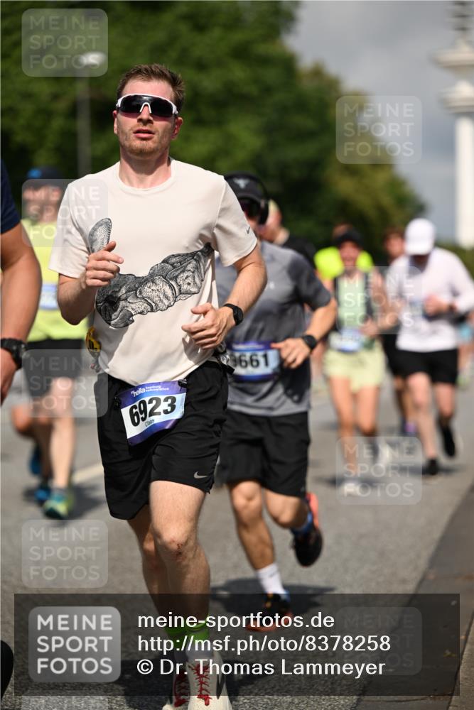 29.06.2025 - hella hamburg halbmarathon Dr. Thomas Lammeyer http://msf.ph/oto/8378258 29.06.2025 09:58:45 Kennedybrücke 1549, 1817, 2274, 2592, 2596, 2816, 2955, 3208, 3209, 3258, 4832, 5399, 5705, 6158, 6389, 6723, 6923, 6991, 7335, 7508, 7908, 8117, 8437, 8657, 8889, 8981, 9031, 9032, 9038, 9093, 9159, 9476, 9649, 9661, 9720, 9869, 9931, 10122, 10423 meine-sportfotos.de