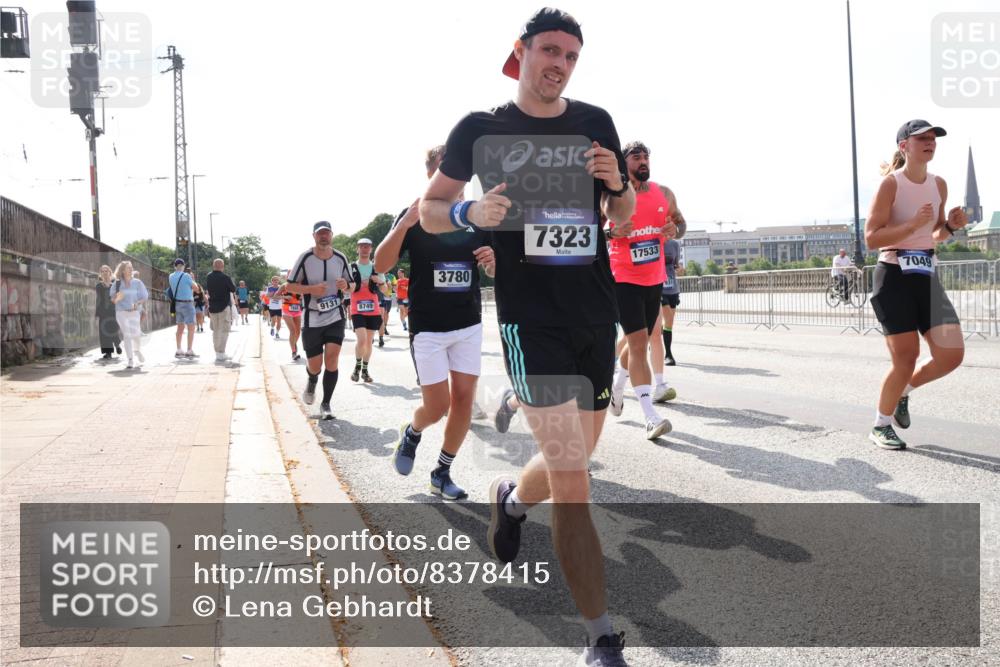 29.06.2025 - hella hamburg halbmarathon Lena Gebhardt http://msf.ph/oto/8378415 29.06.2025 10:02:33 Lombardsbrücke 9131, 8749, 3780, 7323, 17533, 7049, 1128, 1254, 1432, 1453, 1702, 1733, 2142, 2322, 2323, 2685, 2712, 2819, 3169, 3225, 3630, 3780, 3919, 3976, 4066, 4985, 5734, 5763, 6166, 6295, 6322, 6708, 6752, 6860, 7031, 7049, 7223, 7243, 7323, 7869, 7888, 8003, 8364, 8624, 8662, 8749, 9006, 9020, 9021, 9131, 9156, 9353, 9554, 9928, 9986, 10128, 10295, 10539, 10866, 11191, 11250, 11515, 11554, 11670, 11702, 11782, 11871, 11938, 11968, 12315, 12316, 12491 meine-sportfotos.de