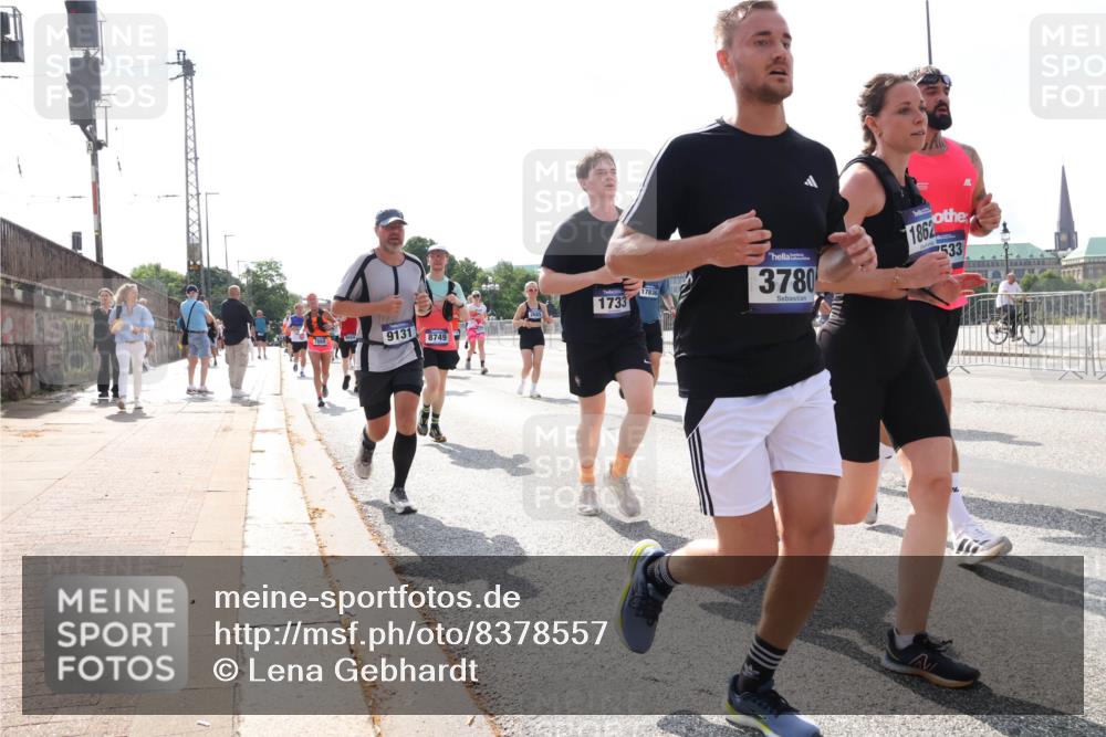 29.06.2025 - hella hamburg halbmarathon Lena Gebhardt http://msf.ph/oto/8378557 29.06.2025 10:02:34 Lombardsbrücke 7869, 9131, 8749, 1733, 17836, 3780, 1862, 533, 1128, 1254, 1432, 1453, 1702, 1733, 2142, 2322, 2323, 2685, 2712, 2819, 3169, 3225, 3630, 3780, 3919, 3976, 4066, 4985, 5734, 5763, 6166, 6295, 6322, 6708, 6752, 6815, 6860, 7031, 7049, 7223, 7243, 7323, 7869, 7888, 8003, 8364, 8624, 8662, 8749, 9006, 9020, 9021, 9131, 9156, 9353, 9554, 9928, 9986, 10128, 10295, 10539, 10866, 11191, 11250, 11515, 11554, 11670, 11702, 11782, 11871, 11938, 11968, 12315, 12316, 12491 meine-sportfotos.de