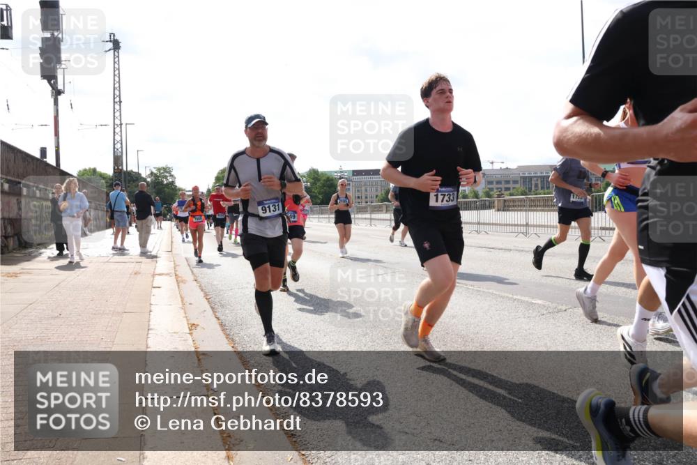 29.06.2025 - hella hamburg halbmarathon Lena Gebhardt http://msf.ph/oto/8378593 29.06.2025 10:02:34 Lombardsbrücke 7865, 564, 9131, 49, 1733, 1790, 1128, 1254, 1432, 1453, 1702, 1733, 2142, 2322, 2323, 2685, 2712, 2819, 3169, 3225, 3630, 3780, 3919, 3976, 4066, 4985, 5734, 5763, 6166, 6295, 6322, 6708, 6752, 6815, 6860, 7031, 7049, 7223, 7243, 7323, 7869, 7888, 8003, 8364, 8624, 8662, 8749, 9006, 9020, 9021, 9131, 9156, 9353, 9554, 9928, 9986, 10128, 10295, 10539, 10866, 11191, 11250, 11515, 11554, 11670, 11702, 11782, 11871, 11938, 11968, 12315, 12316, 12491 meine-sportfotos.de