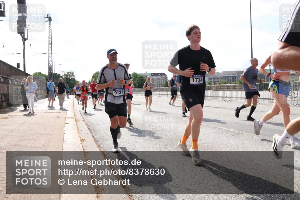 29.06.2025 - hella hamburg halbmarathon Lena Gebhardt http://msf.ph/oto/8378630 29.06.2025 10:02:34 Lombardsbrücke 91319, 1733, 1128, 1254, 1432, 1453, 1702, 1733, 2142, 2322, 2323, 2685, 2712, 2819, 3169, 3225, 3630, 3780, 3919, 3976, 4066, 4985, 5734, 5763, 6166, 6295, 6322, 6708, 6752, 6815, 6860, 7031, 7049, 7223, 7243, 7323, 7869, 7888, 8003, 8364, 8624, 8662, 8749, 9006, 9020, 9021, 9131, 9156, 9353, 9554, 9928, 9986, 10128, 10295, 10539, 10866, 11191, 11250, 11515, 11554, 11670, 11702, 11782, 11871, 11938, 11968, 12315, 12316, 12491 meine-sportfotos.de
