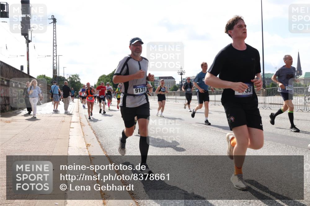 29.06.2025 - hella hamburg halbmarathon Lena Gebhardt http://msf.ph/oto/8378661 29.06.2025 10:02:34 Lombardsbrücke 9131, 17931, 1128, 1254, 1432, 1453, 1702, 1733, 2142, 2322, 2323, 2685, 2712, 2819, 3169, 3225, 3630, 3780, 3919, 3976, 4066, 4985, 5734, 5763, 6166, 6295, 6322, 6708, 6752, 6815, 6860, 7031, 7049, 7223, 7243, 7323, 7869, 7888, 8003, 8364, 8624, 8662, 8749, 9006, 9020, 9021, 9131, 9156, 9353, 9554, 9928, 9986, 10128, 10295, 10539, 10866, 11191, 11250, 11515, 11554, 11670, 11702, 11782, 11871, 11938, 11968, 12315, 12316, 12491 meine-sportfotos.de