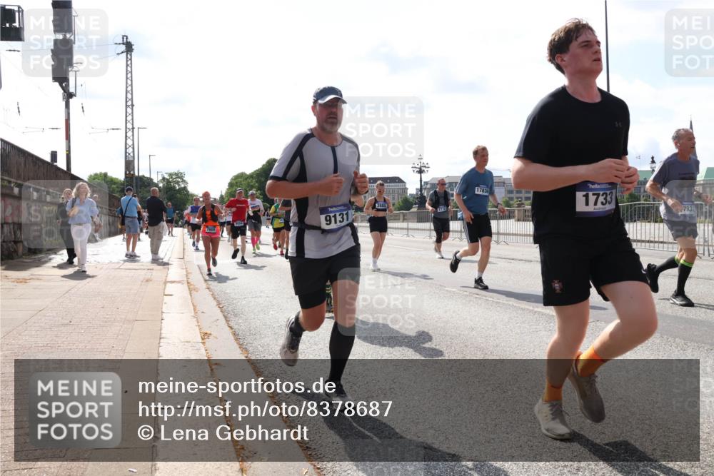 29.06.2025 - hella hamburg halbmarathon Lena Gebhardt http://msf.ph/oto/8378687 29.06.2025 10:02:34 Lombardsbrücke 7869, 9131, 2685, 2712, 17836, 1733, 7931, 1128, 1254, 1432, 1453, 1702, 1733, 2142, 2322, 2323, 2685, 2712, 2819, 3169, 3225, 3630, 3780, 3919, 3976, 4066, 4985, 5734, 5763, 6166, 6295, 6322, 6708, 6752, 6815, 6860, 7031, 7049, 7223, 7243, 7323, 7869, 7888, 8003, 8364, 8624, 8662, 8749, 9006, 9020, 9021, 9131, 9156, 9353, 9554, 9928, 9986, 10128, 10295, 10539, 10866, 11191, 11250, 11515, 11554, 11670, 11702, 11782, 11871, 11938, 11968, 12315, 12316, 12491 meine-sportfotos.de