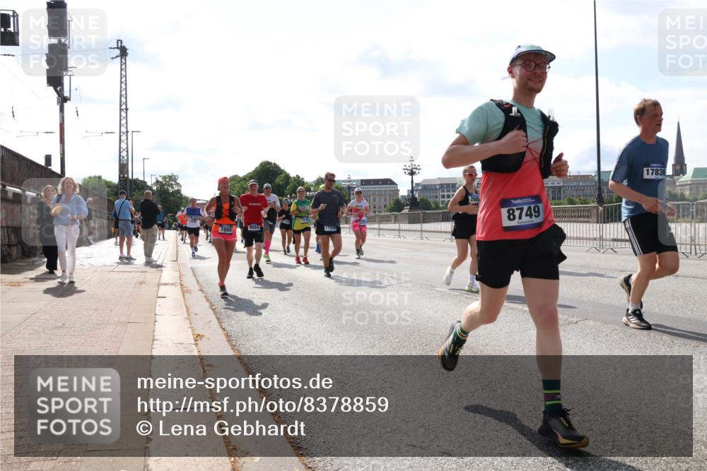 29.06.2025 - hella hamburg halbmarathon Lena Gebhardt http://msf.ph/oto/8378859 29.06.2025 10:02:36 Lombardsbrücke 7869, 9554, 17939, 8749, 17836, 1128, 1254, 1432, 1702, 1733, 2142, 2322, 2323, 2685, 2712, 2819, 3169, 3225, 3630, 3780, 3919, 3976, 4066, 4665, 4904, 4985, 5734, 5763, 6295, 6322, 6708, 6752, 6815, 6860, 6997, 7031, 7049, 7323, 7869, 7888, 8003, 8364, 8481, 8483, 8624, 8662, 8749, 9006, 9020, 9021, 9131, 9156, 9353, 9554, 9986, 10128, 10295, 10539, 10866, 11191, 11250, 11515, 11554, 11670, 11702, 11782, 11871, 11935, 11938, 11968, 12315, 12316, 12491, 12908 meine-sportfotos.de