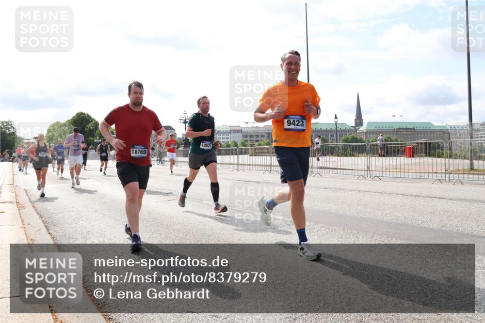 29.06.2025 - hella hamburg halbmarathon Lena Gebhardt http://msf.ph/oto/8379279 29.06.2025 10:15:27 Lombardsbrücke 9307, 2720, 12521, 18769, 9423, 1296, 1379, 1440, 1524, 1575, 1745, 2110, 2140, 2281, 2720, 2989, 3417, 3507, 3509, 3513, 3650, 3844, 4007, 4466, 4492, 4494, 4495, 4641, 5069, 5271, 5739, 5800, 5986, 6181, 6248, 6317, 6376, 6576, 7452, 7809, 7810, 7881, 8237, 8256, 8275, 8609, 9113, 9192, 9307, 9423, 9657, 9847, 9911, 9975, 9997, 10108, 10589, 10775, 10858, 11271, 11598, 12457, 12521, 13197, 13453, 13500, 13818, 14413, 14550, 14552, 15150, 15307, 15740 meine-sportfotos.de