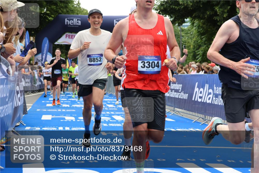 29.06.2025 - hella hamburg halbmarathon Strokosch-Dieckow http://msf.ph/oto/8379468 29.06.2025 10:47:29 Ziel 51, 1012, 1070, 1320, 1592, 1696, 2274, 2284, 2839, 2869, 2953, 3304, 5532, 5650, 5889, 6009, 8023, 8234, 8693, 8852, 8927, 9305, 10423, 10969, 11021, 11077, 11491, 12870, 13223, 13303, 14618, 14619, 15350, 15451, 15479, 15923, 16819, 17846, 17905, 18104, 18758, 18970, 18974, 19181 meine-sportfotos.de