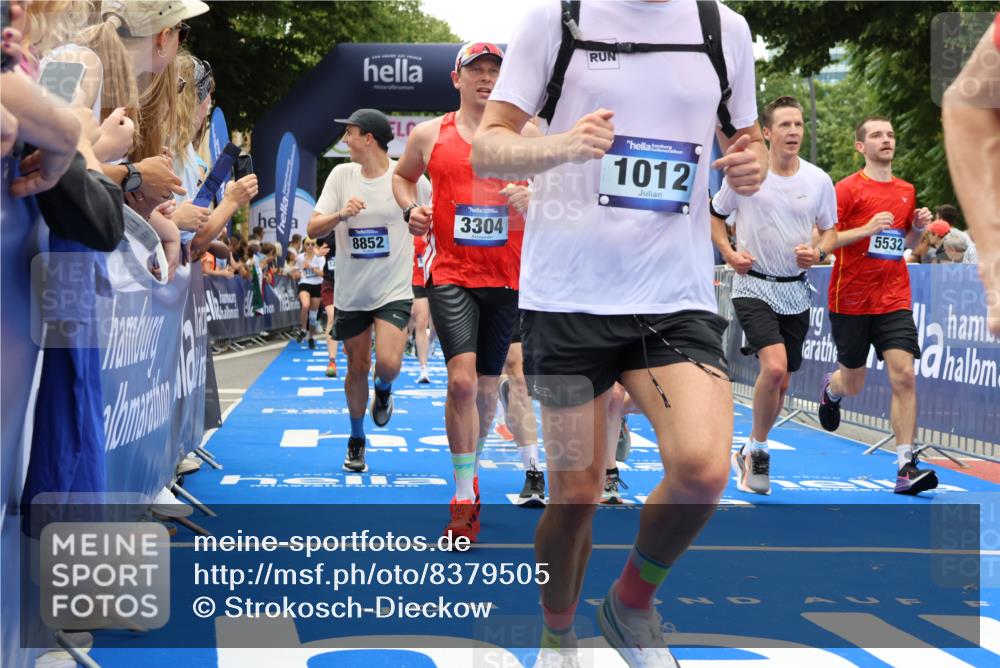 29.06.2025 - hella hamburg halbmarathon Strokosch-Dieckow http://msf.ph/oto/8379505 29.06.2025 10:47:28 Ziel 51, 1012, 1070, 1320, 1592, 1696, 2274, 2284, 2839, 2869, 2953, 3304, 5532, 5650, 5889, 6009, 8023, 8234, 8693, 8852, 8927, 9305, 10423, 10969, 11021, 11077, 11491, 12870, 13223, 13303, 14619, 15350, 15451, 15479, 15923, 16089, 16819, 17846, 17905, 18104, 18758, 18974, 19181 meine-sportfotos.de