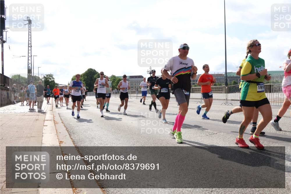 29.06.2025 - hella hamburg halbmarathon Lena Gebhardt http://msf.ph/oto/8379691 29.06.2025 10:02:39 Lombardsbrücke 11702, 7001, 191, 1128, 1254, 1432, 1702, 1733, 2142, 2322, 2323, 2685, 2712, 2819, 3225, 3630, 3780, 3919, 3976, 4066, 4204, 4665, 4904, 4985, 5734, 5763, 6295, 6708, 6752, 6815, 6860, 6997, 7049, 7323, 7869, 7888, 8003, 8364, 8481, 8483, 8624, 8662, 8749, 9006, 9020, 9021, 9131, 9156, 9353, 9554, 9986, 10128, 10295, 10539, 10866, 11191, 11250, 11515, 11554, 11670, 11702, 11782, 11871, 11935, 11968, 12491, 12908, 14224 meine-sportfotos.de