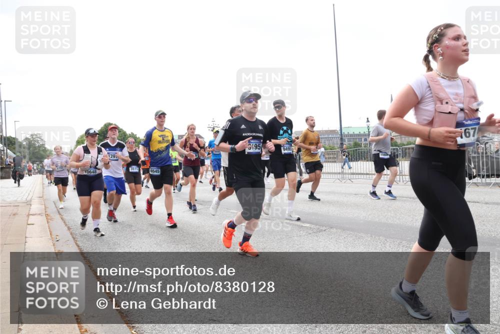 29.06.2025 - hella hamburg halbmarathon Lena Gebhardt http://msf.ph/oto/8380128 29.06.2025 10:40:14 Lombardsbrücke 0648, 129, 3515, 16545, 195, 9495, 108061, 67, 1018, 1037, 1058, 1076, 1291, 1586, 1691, 1899, 2019, 2109, 2254, 2313, 2515, 2572, 2763, 2866, 2888, 3046, 3237, 3293, 3295, 3515, 3607, 3808, 3810, 3882, 3883, 3884, 4173, 4271, 4471, 4752, 4756, 5059, 5113, 5229, 5263, 5351, 5352, 5654, 5702, 5877, 5901, 5975, 6076, 6097, 6229, 6363, 6463, 6548, 6673, 6698, 6750, 6866, 6876, 6890, 6920, 7045, 7108, 7174, 7455, 7456, 7675, 7850, 8107, 8307, 8391, 8612, 10441 meine-sportfotos.de