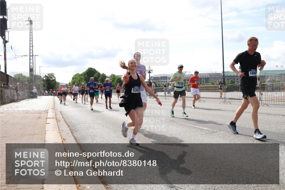 29.06.2025 - hella hamburg halbmarathon Lena Gebhardt http://msf.ph/oto/8380148 29.06.2025 10:15:30 Lombardsbrücke 9307, 16040, 1296, 1440, 1524, 1745, 2110, 2281, 2720, 2989, 3417, 3513, 3650, 4007, 4466, 4492, 4494, 4495, 5069, 5271, 5739, 5986, 6317, 6376, 6576, 7452, 7809, 7810, 7881, 8237, 8256, 8609, 9192, 9307, 9423, 9657, 9847, 9975, 9997, 10108, 10775, 10858, 11271, 11598, 12457, 12521, 13179, 13197, 13453, 13500, 13818, 13951, 14413, 14423, 14550, 14552, 15150, 15307, 15740 meine-sportfotos.de
