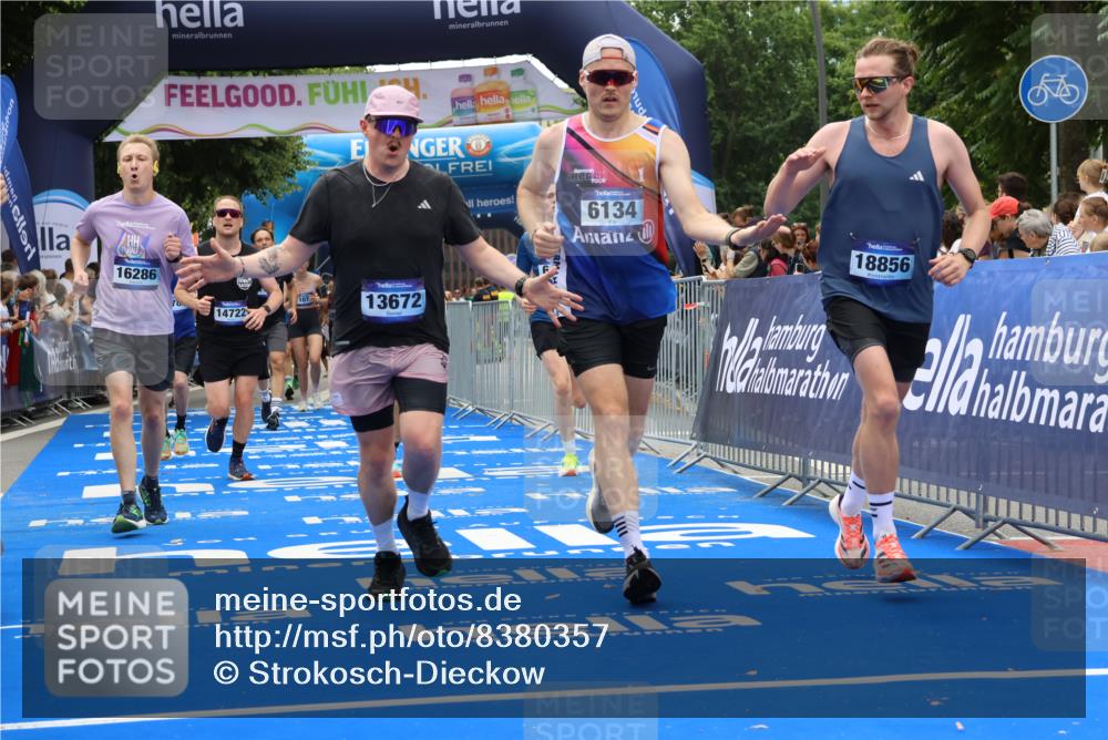29.06.2025 - hella hamburg halbmarathon Strokosch-Dieckow http://msf.ph/oto/8380357 29.06.2025 10:47:15 Ziel 2623, 2864, 5024, 6134, 6168, 6203, 6373, 6716, 7480, 10208, 10211, 11491, 11518, 13007, 13672, 13782, 14722, 15611, 16089, 16286, 17718, 17915, 18856 meine-sportfotos.de