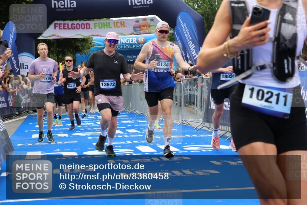 29.06.2025 - hella hamburg halbmarathon Strokosch-Dieckow http://msf.ph/oto/8380458 29.06.2025 10:47:15 Ziel 2623, 2864, 5024, 6134, 6168, 6203, 6373, 6716, 7480, 10208, 10211, 11491, 11518, 13007, 13672, 13782, 14722, 15611, 16089, 16286, 17718, 17915, 18856 meine-sportfotos.de