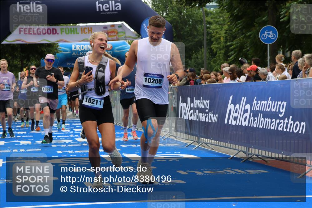 29.06.2025 - hella hamburg halbmarathon Strokosch-Dieckow http://msf.ph/oto/8380496 29.06.2025 10:47:13 Ziel 2623, 2864, 4093, 5024, 6134, 6168, 6203, 6373, 6716, 7480, 7908, 10208, 10211, 11518, 12579, 13007, 13672, 13782, 14722, 15611, 15684, 16286, 17718, 17915, 18856 meine-sportfotos.de