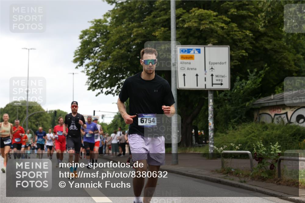 29.06.2025 - hella hamburg halbmarathon Yannick Fuchs http://msf.ph/oto/8380632 29.06.2025 10:54:46 20KM 1364, 1414, 1653, 2322, 2323, 3698, 5602, 5603, 6033, 6201, 6309, 6487, 6754, 6757, 6921, 7006, 7065, 7306, 7636, 7759, 7761, 8191, 8421, 8422, 8662, 8923, 9020, 9021, 10534, 10576, 11623, 11702, 11753, 11782, 11937, 12491, 13459, 13589, 14429, 15269, 16621, 17226, 17899, 17952, 18029, 18063, 18757, 19117, 19146, 19242, 19246 meine-sportfotos.de