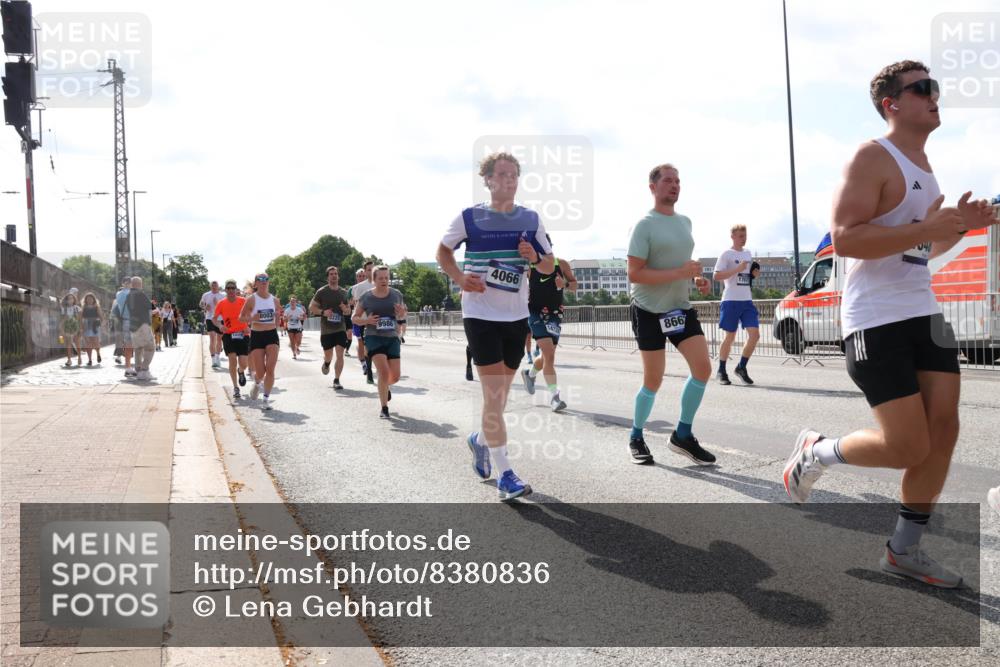 29.06.2025 - hella hamburg halbmarathon Lena Gebhardt http://msf.ph/oto/8380836 29.06.2025 10:02:42 Lombardsbrücke 3225, 9986, 4066, 866, 1128, 1254, 1702, 1733, 2142, 2322, 2323, 2685, 2712, 2819, 3225, 3630, 3780, 3919, 3976, 4066, 4204, 4613, 4665, 4904, 5734, 5763, 6295, 6708, 6752, 6815, 6860, 6997, 7049, 7323, 7869, 7888, 8003, 8364, 8481, 8483, 8614, 8624, 8662, 8749, 9006, 9020, 9021, 9131, 9156, 9353, 9554, 9986, 10128, 10295, 10539, 10866, 11191, 11250, 11515, 11554, 11670, 11702, 11782, 11871, 11935, 11968, 12908, 14224 meine-sportfotos.de