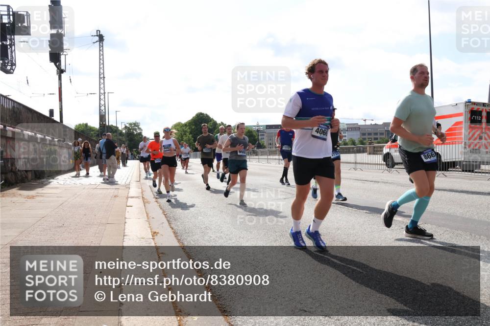 29.06.2025 - hella hamburg halbmarathon Lena Gebhardt http://msf.ph/oto/8380908 29.06.2025 10:02:42 Lombardsbrücke 8003, 3225, 11515, 4066, 866, 112, 1128, 1254, 1702, 1733, 2142, 2322, 2323, 2685, 2712, 2819, 3225, 3630, 3780, 3919, 3976, 4066, 4204, 4613, 4665, 4904, 5734, 5763, 6295, 6708, 6752, 6815, 6860, 6997, 7049, 7323, 7869, 7888, 8003, 8364, 8481, 8483, 8614, 8624, 8662, 8749, 9006, 9020, 9021, 9131, 9156, 9353, 9554, 9986, 10128, 10295, 10539, 10866, 11191, 11250, 11515, 11554, 11670, 11702, 11782, 11871, 11935, 11968, 12908, 14224 meine-sportfotos.de