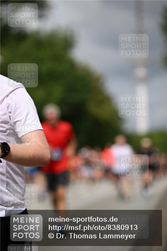 29.06.2025 - hella hamburg halbmarathon Dr. Thomas Lammeyer http://msf.ph/oto/8380913 29.06.2025 10:42:38 Kennedybrücke 1394, 1596, 1791, 1901, 2151, 3094, 3095, 3323, 3338, 3633, 3635, 3636, 3716, 3841, 3927, 4414, 4921, 5300, 5713, 5790, 6199, 6200, 6695, 6696, 6751, 6930, 7118, 7119, 7148, 7165, 7244, 7371, 7552, 7692, 7849, 7914, 8539, 8615, 9424, 9500, 9699, 10584, 11152 meine-sportfotos.de