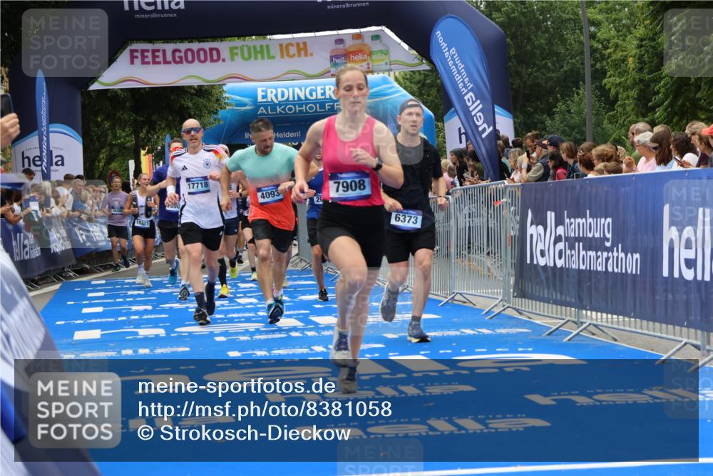 29.06.2025 - hella hamburg halbmarathon Strokosch-Dieckow http://msf.ph/oto/8381058 29.06.2025 10:47:08 Ziel 1460, 2623, 4093, 4377, 5472, 6134, 6373, 6700, 6716, 7480, 7908, 9794, 10208, 10211, 12579, 13007, 13672, 14783, 15684, 17718, 17915, 18856 meine-sportfotos.de