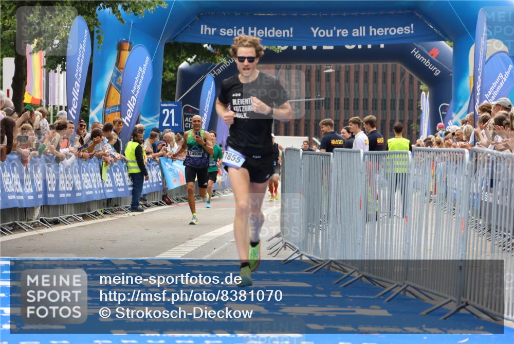 29.06.2025 - hella hamburg halbmarathon Strokosch-Dieckow http://msf.ph/oto/8381070 29.06.2025 10:24:26 Ziel 7855, 18695 meine-sportfotos.de