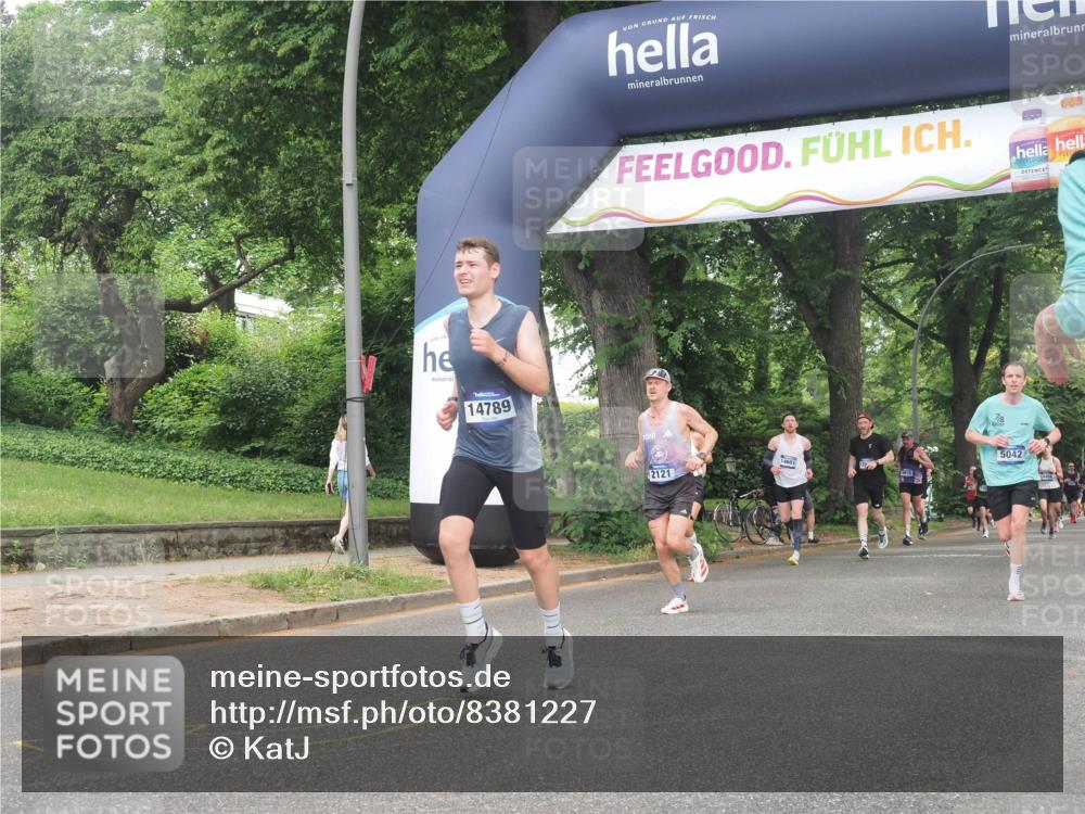 29.06.2025 - hella hamburg halbmarathon KatJ http://msf.ph/oto/8381227 29.06.2025 10:25:14 Zwischen KM18-KM19 2121, 5042, 6993 meine-sportfotos.de