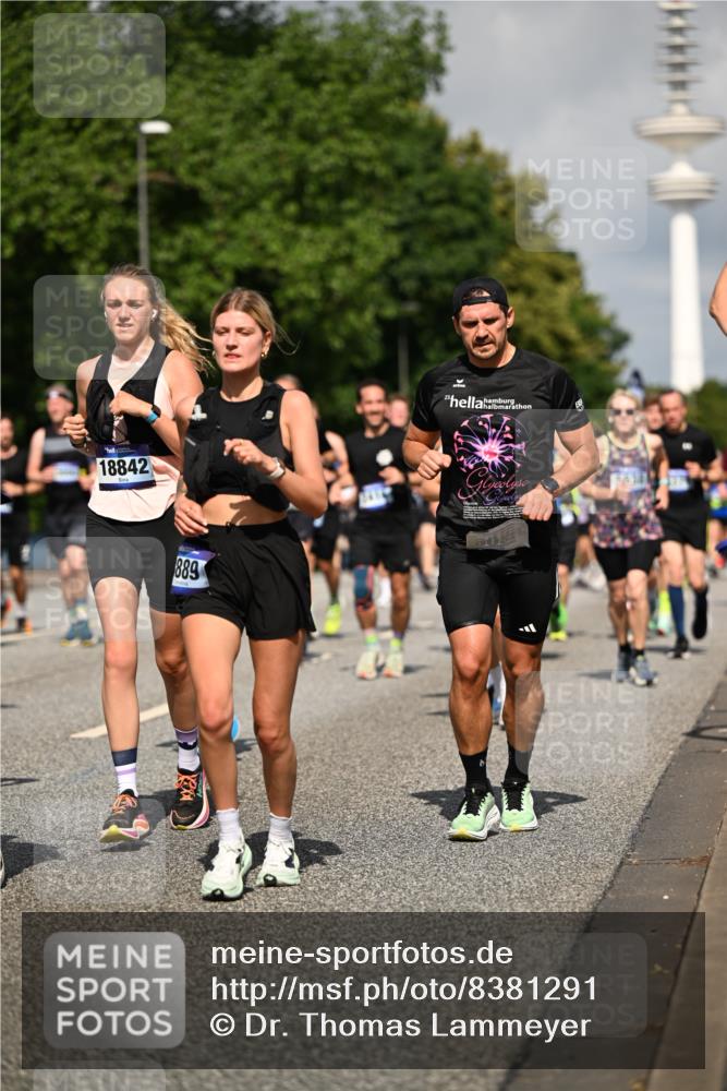 29.06.2025 - hella hamburg halbmarathon Dr. Thomas Lammeyer http://msf.ph/oto/8381291 29.06.2025 09:59:02 Kennedybrücke 1683, 1696, 1884, 2207, 2274, 2287, 2411, 2706, 2708, 3087, 3208, 3209, 3213, 3258, 3435, 3747, 3985, 4093, 4121, 4189, 4832, 4847, 4890, 5102, 5399, 5459, 5638, 5705, 5915, 6027, 6054, 6158, 6421, 6532, 6662, 6691, 6836, 6938, 7052, 7659, 8117, 8153, 8218, 8302, 8371, 8437, 8454, 8487, 8577, 8693, 8720, 8856, 8889, 8927, 9031, 9032, 9093, 9159, 9386, 9476, 9529, 9649, 9720, 9786, 9869, 9959, 10053, 10115, 10122, 10184, 10423 meine-sportfotos.de
