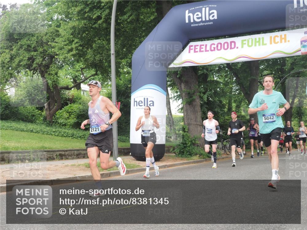 29.06.2025 - hella hamburg halbmarathon KatJ http://msf.ph/oto/8381345 29.06.2025 10:25:15 Zwischen KM18-KM19 2121, 5042, 6993 meine-sportfotos.de