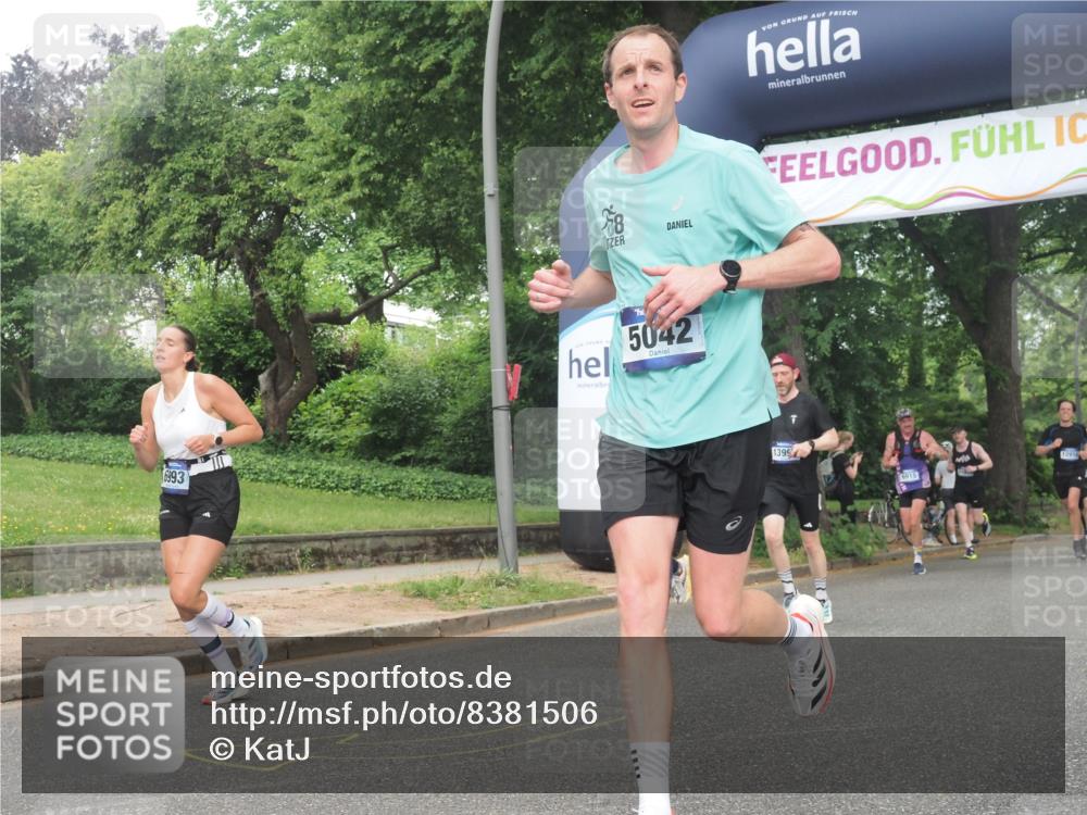 29.06.2025 - hella hamburg halbmarathon KatJ http://msf.ph/oto/8381506 29.06.2025 10:25:16 Zwischen KM18-KM19 2121, 5042, 6993 meine-sportfotos.de