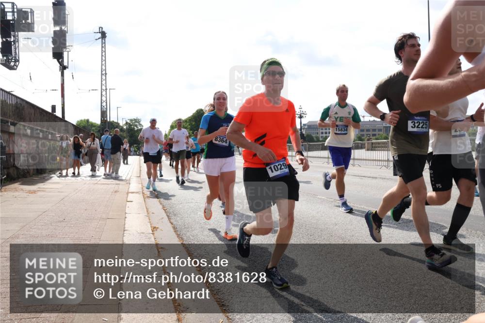 29.06.2025 - hella hamburg halbmarathon Lena Gebhardt http://msf.ph/oto/8381628 29.06.2025 10:02:45 Lombardsbrücke 8364, 1029, 15834, 3225, 1128, 1254, 1482, 1702, 1733, 2142, 2685, 2712, 2810, 2819, 3225, 3630, 3780, 3919, 3976, 4066, 4204, 4613, 4665, 4904, 5734, 5763, 6217, 6295, 6708, 6752, 6815, 6860, 6997, 7049, 7323, 7869, 7888, 8003, 8364, 8481, 8483, 8614, 8624, 8662, 8749, 9006, 9020, 9021, 9131, 9554, 9986, 10128, 10295, 10539, 10866, 11191, 11250, 11515, 11670, 11702, 11782, 11935, 11968, 12422, 12908, 14224 meine-sportfotos.de