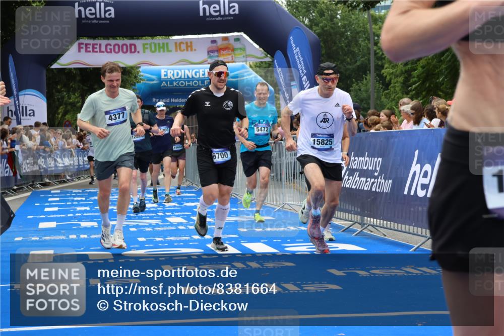 29.06.2025 - hella hamburg halbmarathon Strokosch-Dieckow http://msf.ph/oto/8381664 29.06.2025 10:47:01 Ziel 1139, 1460, 1689, 4093, 4377, 5472, 6700, 7908, 9794, 10122, 12579, 13728, 14385, 14415, 14449, 14594, 14783, 15684, 15825, 16081, 17979 meine-sportfotos.de