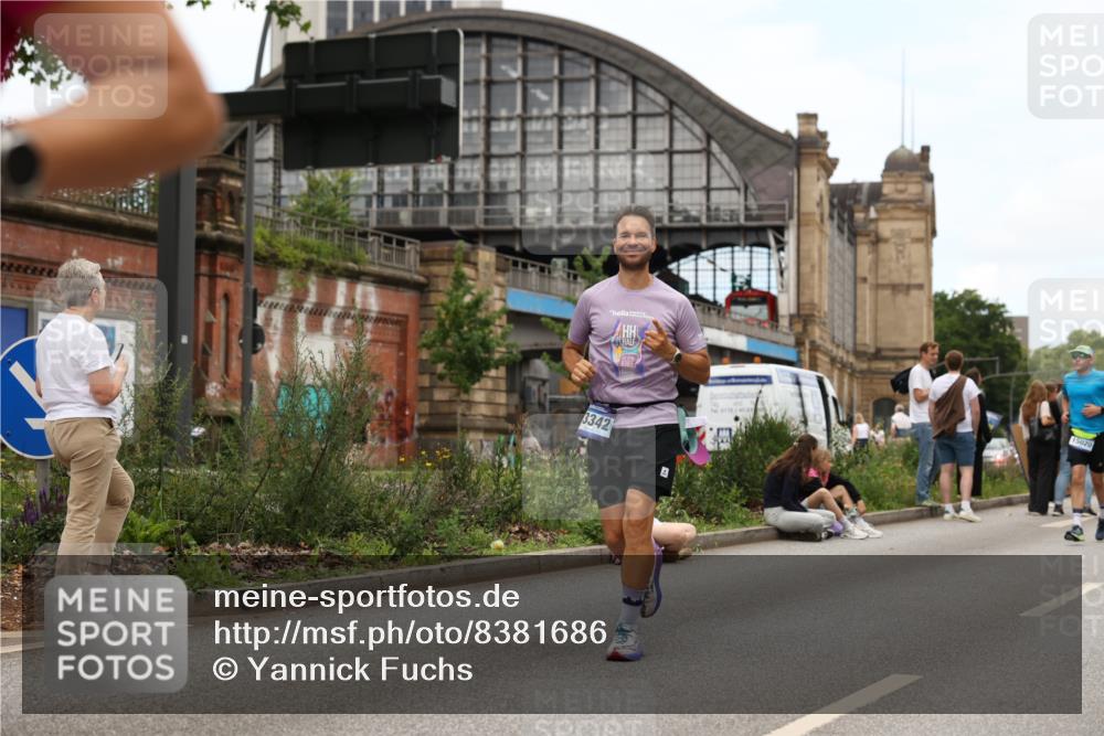 29.06.2025 - hella hamburg halbmarathon Yannick Fuchs http://msf.ph/oto/8381686 29.06.2025 11:13:17 20KM 1052, 1117, 1250, 2225, 3030, 3606, 4383, 4722, 4852, 5878, 6207, 6482, 6533, 6542, 6796, 6797, 7097, 7739, 7792, 8281, 9119, 9501, 9688, 10141, 10409, 10540, 11100, 11434, 12056, 12615, 12618, 12629, 12703, 13002, 13192, 13342, 14157, 14627, 14760, 14809, 14831, 15020, 16419, 17049, 17123, 17208, 17449, 17850, 18076, 18777, 19148 meine-sportfotos.de