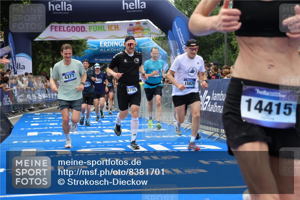 29.06.2025 - hella hamburg halbmarathon Strokosch-Dieckow http://msf.ph/oto/8381701 29.06.2025 10:47:01 Ziel 1139, 1460, 1689, 4093, 4377, 5472, 6700, 7908, 9794, 10122, 12579, 13728, 14385, 14415, 14449, 14594, 14783, 15684, 15825, 16081, 17979 meine-sportfotos.de