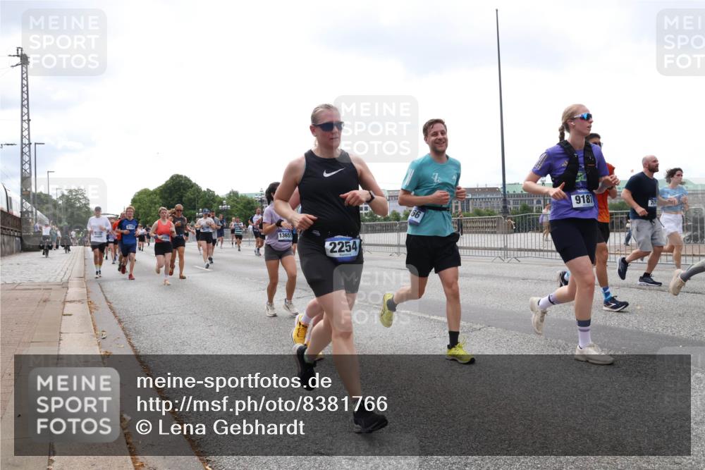 29.06.2025 - hella hamburg halbmarathon Lena Gebhardt http://msf.ph/oto/8381766 29.06.2025 10:40:19 Lombardsbrücke 4756, 13651, 2254, 166, 9187, 1018, 1037, 1058, 1076, 1291, 1586, 1691, 1899, 2019, 2109, 2254, 2515, 2572, 2762, 2763, 2866, 2888, 3237, 3293, 3295, 3515, 3607, 3808, 3810, 3882, 3883, 3884, 4173, 4271, 4411, 4471, 4756, 4906, 5059, 5113, 5229, 5263, 5351, 5352, 5654, 5702, 5877, 5901, 5975, 6076, 6097, 6229, 6278, 6280, 6363, 6463, 6548, 6673, 6698, 6750, 6866, 6876, 6890, 6920, 7045, 7108, 7174, 7455, 7456, 7675, 7850, 8107, 8307, 8378, 8391, 8612 meine-sportfotos.de