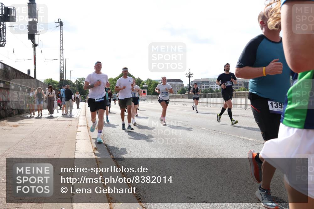 29.06.2025 - hella hamburg halbmarathon Lena Gebhardt http://msf.ph/oto/8382014 29.06.2025 10:02:46 Lombardsbrücke 3333, 919, 15394, 11250, 139, 1128, 1254, 1482, 1702, 1733, 2142, 2685, 2712, 2810, 2819, 3225, 3630, 3780, 3919, 3976, 4066, 4204, 4613, 4665, 4904, 5734, 6217, 6295, 6708, 6752, 6815, 6860, 6997, 7049, 7323, 7869, 7888, 8003, 8364, 8481, 8483, 8614, 8624, 8662, 8749, 9006, 9020, 9021, 9131, 9554, 9986, 10128, 10295, 10539, 10866, 11191, 11250, 11515, 11670, 11702, 11782, 11935, 11968, 12422, 12908, 14224 meine-sportfotos.de