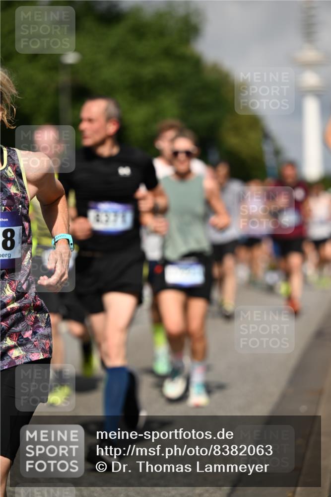 29.06.2025 - hella hamburg halbmarathon Dr. Thomas Lammeyer http://msf.ph/oto/8382063 29.06.2025 09:59:07 Kennedybrücke 1200, 1630, 1683, 1696, 1884, 2207, 2274, 2287, 2411, 2706, 2708, 3087, 3208, 3209, 3213, 3258, 3435, 3747, 3985, 4093, 4121, 4189, 4345, 4847, 4890, 5102, 5399, 5421, 5459, 5638, 5915, 6009, 6027, 6054, 6158, 6421, 6532, 6662, 6691, 6836, 6938, 7052, 7312, 7659, 8139, 8153, 8205, 8216, 8218, 8302, 8371, 8437, 8454, 8487, 8577, 8693, 8720, 8856, 8889, 8899, 8927, 8955, 9031, 9032, 9093, 9159, 9386, 9476, 9529, 9649, 9720, 9786, 9869, 9959, 10053, 10115, 10184, 10263, 10423 meine-sportfotos.de