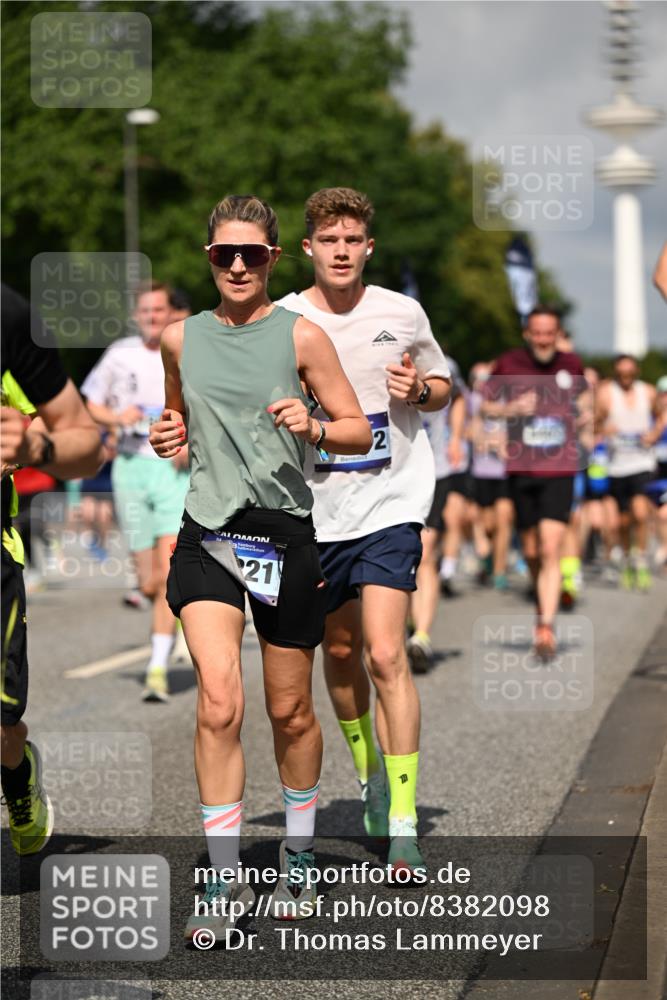 29.06.2025 - hella hamburg halbmarathon Dr. Thomas Lammeyer http://msf.ph/oto/8382098 29.06.2025 09:59:08 Kennedybrücke 1200, 1630, 1683, 1696, 1884, 2207, 2274, 2287, 2411, 2706, 2708, 3087, 3209, 3213, 3258, 3435, 3747, 3985, 4093, 4121, 4189, 4345, 4847, 4890, 5102, 5399, 5421, 5459, 5638, 5915, 6009, 6027, 6054, 6158, 6421, 6532, 6662, 6691, 6836, 6938, 7052, 7312, 7659, 8139, 8153, 8205, 8216, 8218, 8302, 8371, 8454, 8487, 8577, 8693, 8720, 8856, 8889, 8899, 8927, 8955, 9031, 9032, 9093, 9386, 9476, 9529, 9649, 9720, 9786, 9869, 9959, 10053, 10115, 10184, 10263, 10423 meine-sportfotos.de