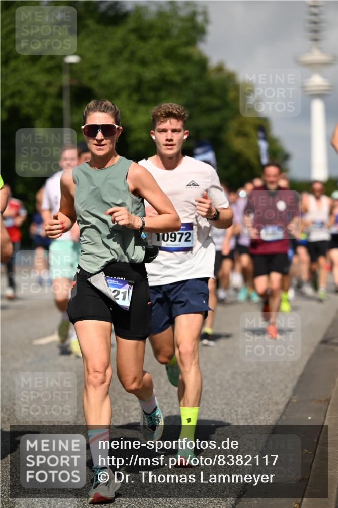 29.06.2025 - hella hamburg halbmarathon Dr. Thomas Lammeyer http://msf.ph/oto/8382117 29.06.2025 09:59:08 Kennedybrücke 1200, 1630, 1683, 1696, 1884, 2207, 2274, 2287, 2411, 2706, 2708, 3087, 3209, 3213, 3258, 3435, 3747, 3985, 4093, 4121, 4189, 4345, 4847, 4890, 5102, 5399, 5421, 5459, 5638, 5915, 6009, 6027, 6054, 6158, 6421, 6532, 6662, 6691, 6836, 6938, 7052, 7312, 7659, 8139, 8153, 8205, 8216, 8218, 8302, 8371, 8454, 8487, 8577, 8693, 8720, 8856, 8889, 8899, 8927, 8955, 9031, 9032, 9093, 9386, 9476, 9529, 9649, 9720, 9786, 9869, 9959, 10053, 10115, 10184, 10263, 10423 meine-sportfotos.de