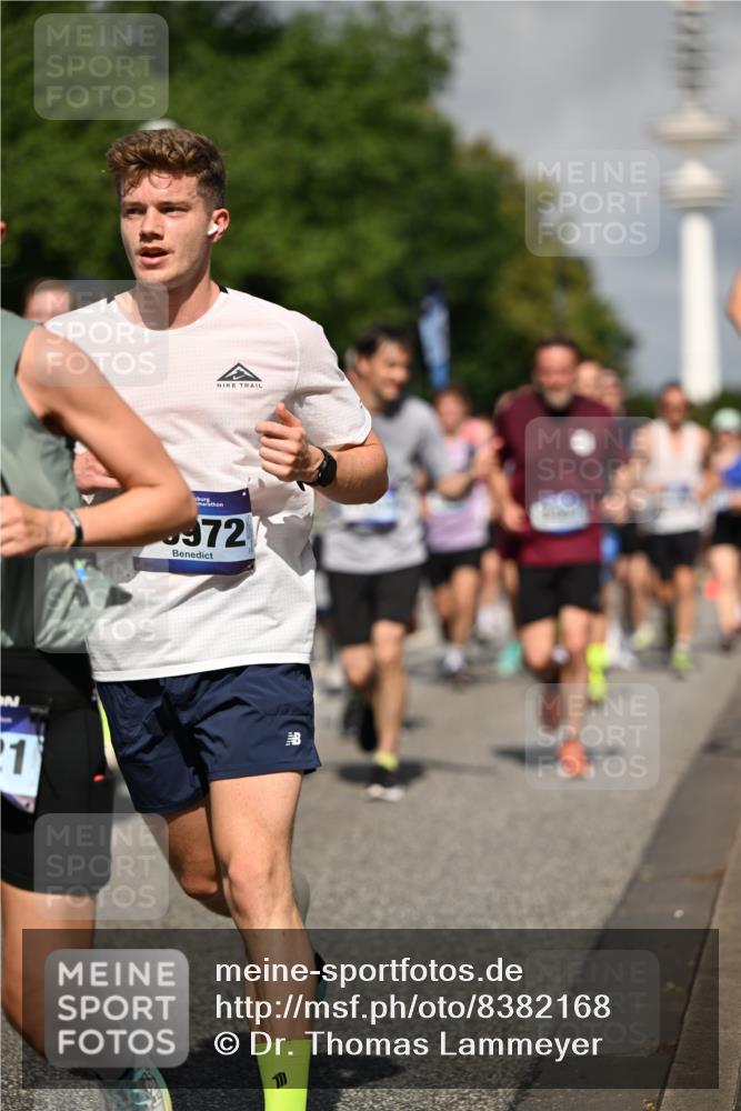 29.06.2025 - hella hamburg halbmarathon Dr. Thomas Lammeyer http://msf.ph/oto/8382168 29.06.2025 09:59:09 Kennedybrücke 1200, 1630, 1683, 1696, 1884, 2207, 2274, 2287, 2411, 2706, 2708, 3087, 3209, 3213, 3258, 3435, 3747, 3985, 4093, 4121, 4189, 4345, 4847, 4890, 5102, 5399, 5421, 5459, 5638, 5915, 6009, 6027, 6054, 6158, 6421, 6532, 6662, 6691, 6836, 6938, 7052, 7312, 7367, 7659, 8139, 8153, 8205, 8216, 8218, 8302, 8371, 8454, 8487, 8577, 8693, 8720, 8856, 8889, 8899, 8927, 8955, 9031, 9032, 9386, 9476, 9529, 9649, 9720, 9786, 9869, 9959, 10053, 10115, 10184, 10263, 10423, 11356 meine-sportfotos.de