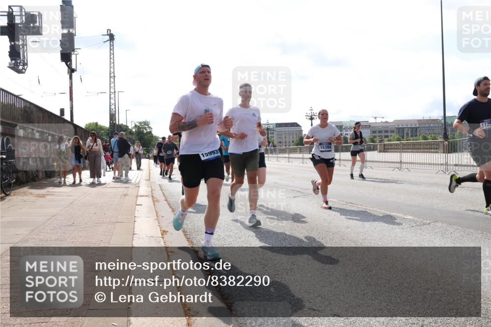 29.06.2025 - hella hamburg halbmarathon Lena Gebhardt http://msf.ph/oto/8382290 29.06.2025 10:02:47 Lombardsbrücke 15993, 11, 17757, 1125, 15394, 1128, 1254, 1482, 1702, 1733, 2685, 2712, 2780, 2810, 2819, 3225, 3630, 3780, 3919, 3976, 4066, 4204, 4613, 4665, 4904, 5734, 6208, 6217, 6708, 6752, 6815, 6860, 6997, 7049, 7323, 7869, 7888, 8003, 8364, 8481, 8483, 8614, 8624, 8662, 8749, 9006, 9131, 9554, 9986, 10128, 10295, 10539, 10866, 11191, 11250, 11515, 11670, 11702, 11782, 11935, 11968, 12169, 12422, 12908, 14224 meine-sportfotos.de