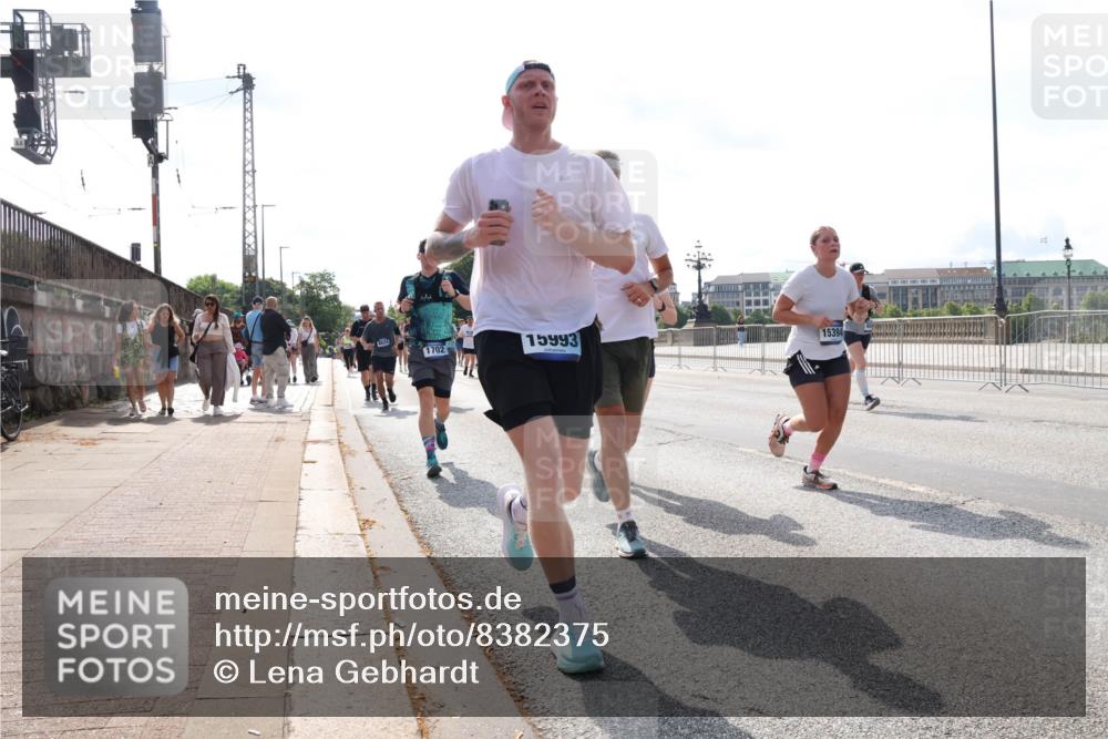 29.06.2025 - hella hamburg halbmarathon Lena Gebhardt http://msf.ph/oto/8382375 29.06.2025 10:02:48 Lombardsbrücke 8624, 1702, 15993, 15394, 1128, 1254, 1482, 1702, 1733, 2685, 2712, 2780, 2810, 2819, 3225, 3630, 3780, 3919, 3976, 4066, 4204, 4613, 4665, 4904, 5734, 6208, 6217, 6708, 6752, 6815, 6860, 6997, 7049, 7210, 7323, 7869, 7888, 8003, 8364, 8481, 8483, 8614, 8624, 8662, 8749, 9006, 9131, 9554, 9986, 10128, 10295, 10539, 10866, 11191, 11250, 11515, 11670, 11702, 11782, 11935, 11968, 12169, 12422, 12908, 13664, 14224 meine-sportfotos.de