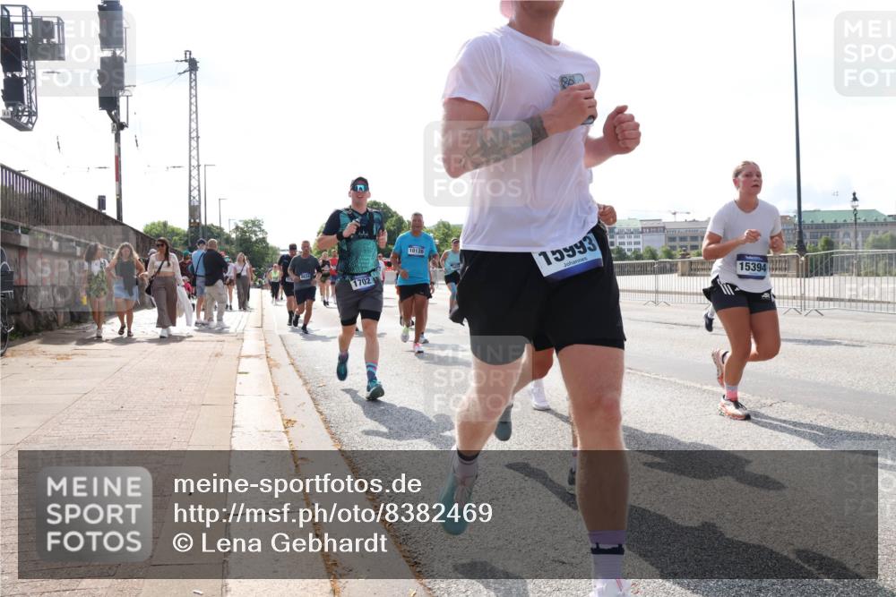 29.06.2025 - hella hamburg halbmarathon Lena Gebhardt http://msf.ph/oto/8382469 29.06.2025 10:02:48 Lombardsbrücke 8624, 1702, 10128, 15993, 15394, 1128, 1254, 1482, 1702, 1733, 2685, 2712, 2780, 2810, 2819, 3225, 3630, 3780, 3919, 3976, 4066, 4204, 4613, 4665, 4904, 5734, 6208, 6217, 6708, 6752, 6815, 6860, 6997, 7049, 7210, 7323, 7869, 7888, 8003, 8364, 8481, 8483, 8614, 8624, 8662, 8749, 9006, 9131, 9554, 9986, 10128, 10295, 10539, 10866, 11191, 11250, 11515, 11670, 11702, 11782, 11935, 11968, 12169, 12422, 12908, 13664, 14224 meine-sportfotos.de