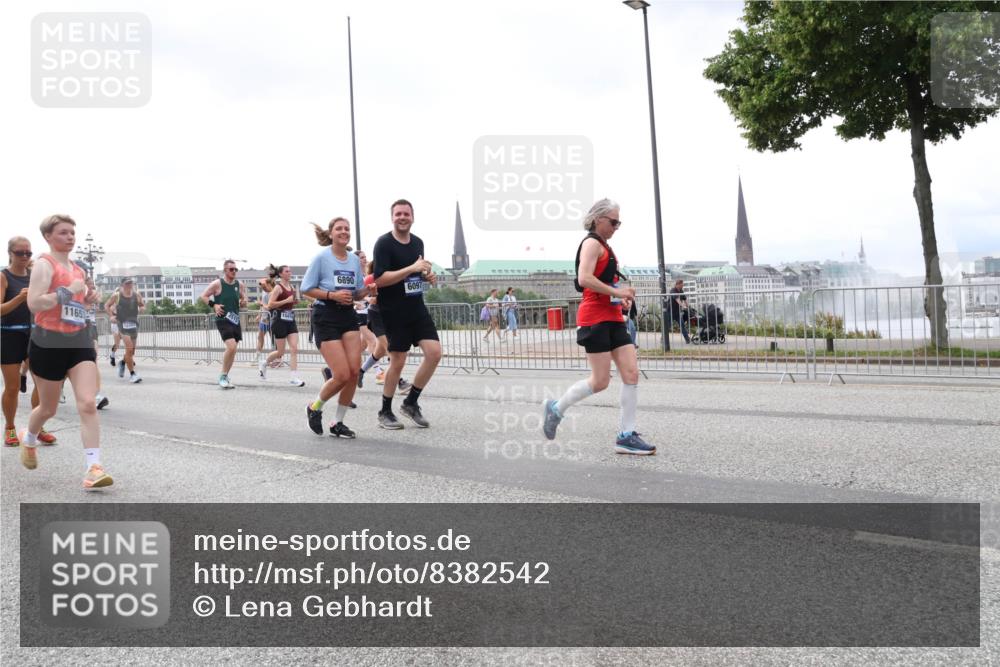 29.06.2025 - hella hamburg halbmarathon Lena Gebhardt http://msf.ph/oto/8382542 29.06.2025 10:40:21 Lombardsbrücke 1165, 12484, 6890, 6097, 1018, 1037, 1058, 1076, 1291, 1586, 1691, 1899, 2019, 2109, 2254, 2515, 2572, 2762, 2763, 2866, 2888, 3237, 3293, 3295, 3515, 3607, 3808, 3810, 3882, 3883, 3884, 4173, 4271, 4411, 4471, 4756, 4906, 5059, 5113, 5229, 5263, 5351, 5352, 5654, 5702, 5877, 5901, 5975, 6076, 6097, 6229, 6278, 6280, 6363, 6463, 6548, 6673, 6698, 6750, 6866, 6876, 6890, 6920, 7045, 7108, 7174, 7455, 7456, 7675, 7850, 7956, 8307, 8378, 8391 meine-sportfotos.de