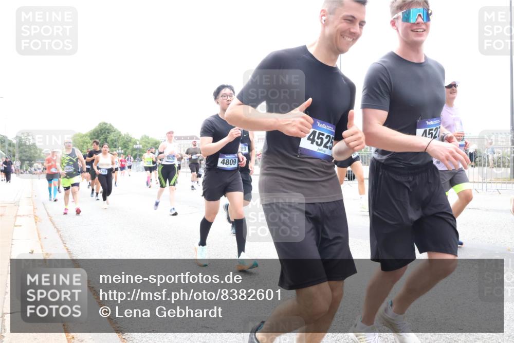 29.06.2025 - hella hamburg halbmarathon Lena Gebhardt http://msf.ph/oto/8382601 29.06.2025 10:49:36 Lombardsbrücke 18470, 15064, 4809, 89, 4525, 1521, 1040, 1041, 1525, 1625, 1805, 1888, 2067, 2212, 2395, 2466, 2527, 2541, 2668, 2713, 2862, 2927, 2997, 3070, 3183, 3232, 3383, 3943, 4403, 4525, 4527, 4589, 4769, 4809, 5076, 5106, 5118, 5463, 5552, 5694, 6191, 6694, 6979, 6989, 7301, 7305, 7339, 7366, 7650, 7679, 7931, 7936, 8065, 8549, 9162, 9245, 9261, 10033, 10038, 10130, 10333, 10403, 10479, 10704, 10782, 10785, 11031, 11558, 11631, 12124, 12388, 13764, 14545, 14692 meine-sportfotos.de
