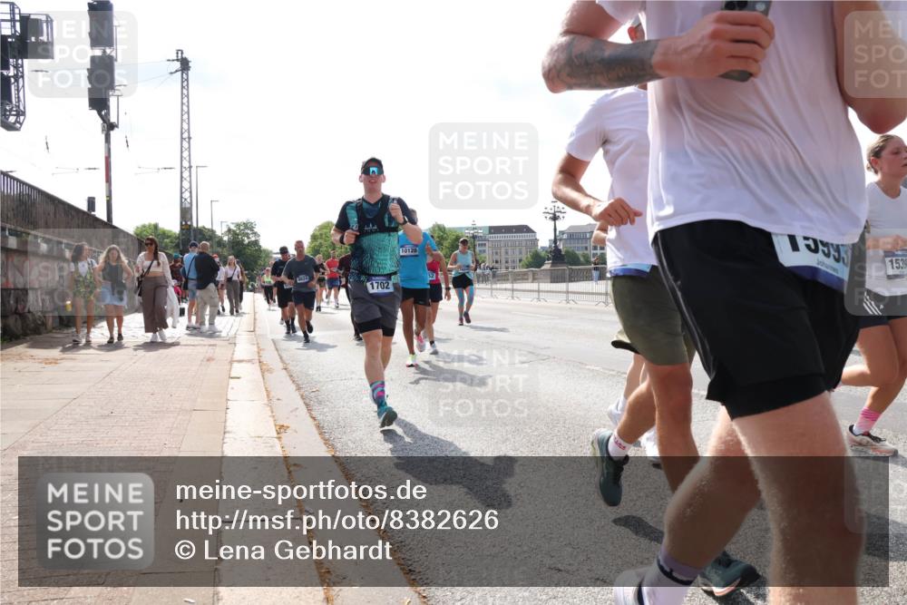 29.06.2025 - hella hamburg halbmarathon Lena Gebhardt http://msf.ph/oto/8382626 29.06.2025 10:02:48 Lombardsbrücke 10128, 8624, 52, 1702, 1539, 1128, 1254, 1482, 1702, 1733, 2685, 2712, 2780, 2810, 2819, 3225, 3630, 3780, 3919, 3976, 4066, 4204, 4613, 4665, 4904, 5734, 6208, 6217, 6708, 6752, 6815, 6860, 6997, 7049, 7210, 7323, 7869, 7888, 8003, 8364, 8481, 8483, 8614, 8624, 8662, 8749, 9006, 9131, 9554, 9986, 10128, 10295, 10539, 10866, 11191, 11250, 11515, 11670, 11702, 11782, 11935, 11968, 12169, 12422, 12908, 13664, 14224 meine-sportfotos.de