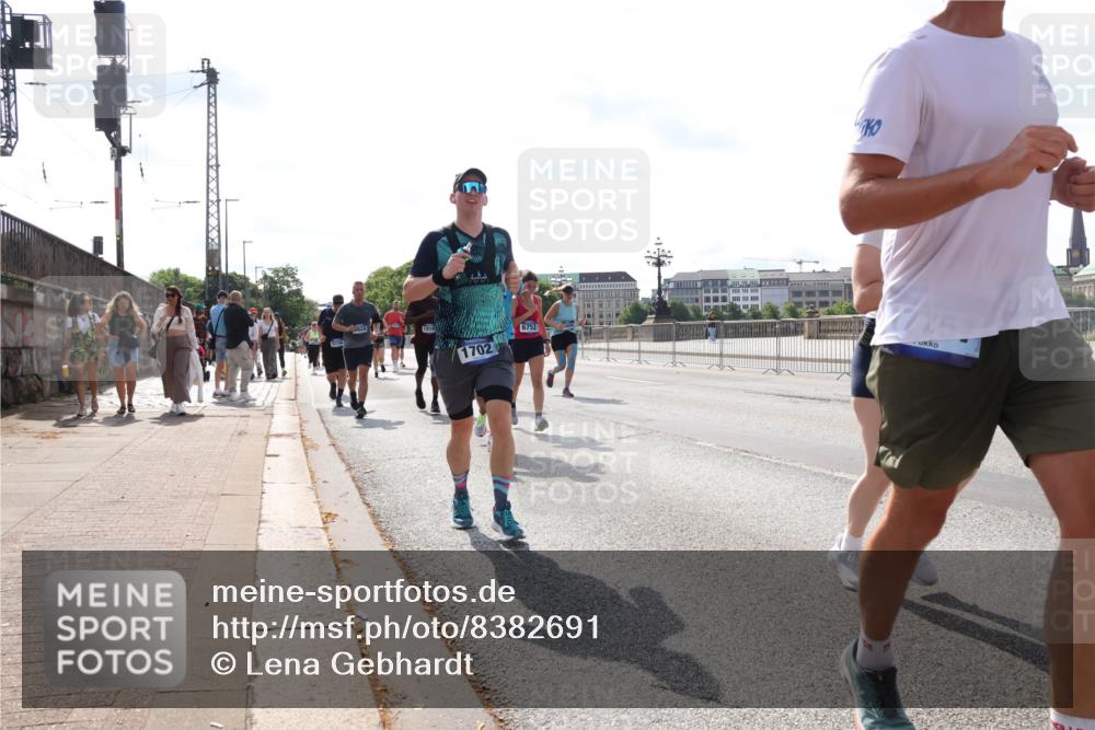 29.06.2025 - hella hamburg halbmarathon Lena Gebhardt http://msf.ph/oto/8382691 29.06.2025 10:02:49 Lombardsbrücke 5734, 1702, 6752, 1128, 1254, 1482, 1702, 1733, 2685, 2712, 2780, 2810, 2819, 3225, 3630, 3780, 3919, 3976, 4066, 4204, 4613, 4665, 4904, 5734, 6208, 6217, 6708, 6752, 6815, 6860, 6997, 7049, 7210, 7323, 7869, 7888, 8003, 8364, 8481, 8483, 8614, 8624, 8662, 8749, 9006, 9131, 9554, 9986, 10128, 10295, 10539, 10866, 11191, 11250, 11515, 11670, 11702, 11782, 11935, 11968, 12169, 12422, 12908, 13664, 14224 meine-sportfotos.de