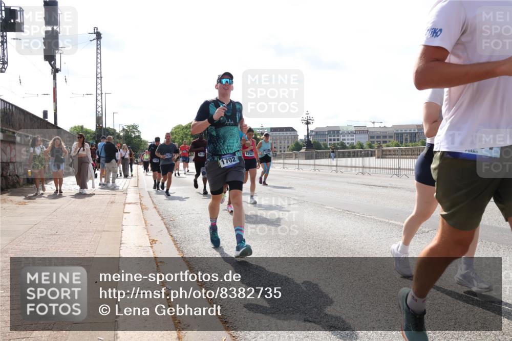 29.06.2025 - hella hamburg halbmarathon Lena Gebhardt http://msf.ph/oto/8382735 29.06.2025 10:02:49 Lombardsbrücke 5734, 13184, 1702, 6752, 171, 1128, 1254, 1482, 1702, 1733, 2685, 2712, 2780, 2810, 2819, 3225, 3630, 3780, 3919, 3976, 4066, 4204, 4613, 4665, 4904, 5734, 6208, 6217, 6708, 6752, 6815, 6860, 6997, 7049, 7210, 7323, 7869, 7888, 8003, 8364, 8481, 8483, 8614, 8624, 8662, 8749, 9006, 9131, 9554, 9986, 10128, 10295, 10539, 10866, 11191, 11250, 11515, 11670, 11702, 11782, 11935, 11968, 12169, 12422, 12908, 13664, 14224 meine-sportfotos.de