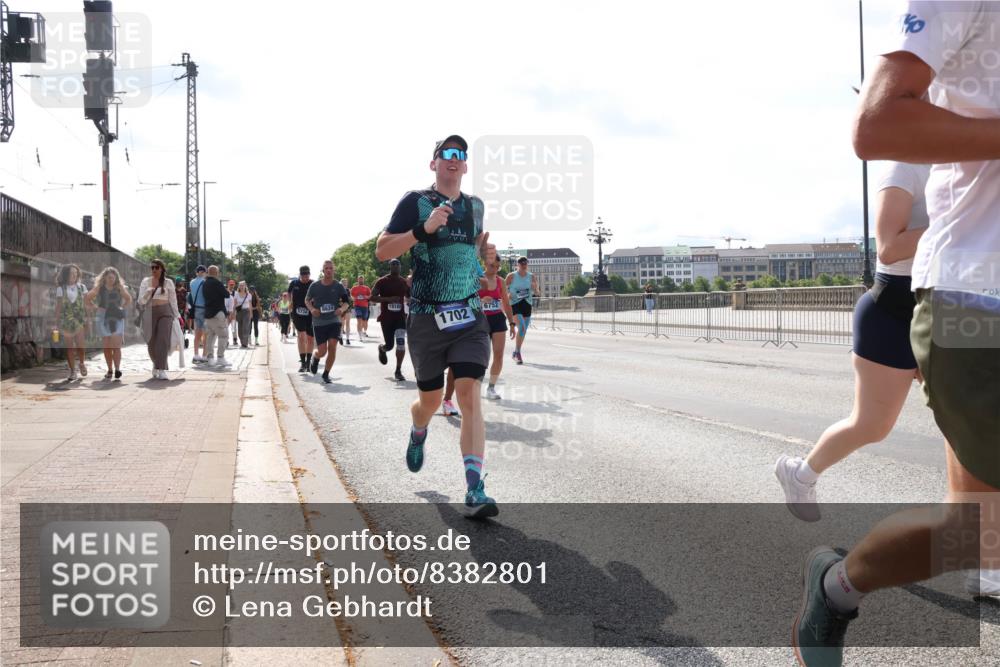 29.06.2025 - hella hamburg halbmarathon Lena Gebhardt http://msf.ph/oto/8382801 29.06.2025 10:02:49 Lombardsbrücke 5734, 8624, 13184, 1702, 1128, 1254, 1482, 1702, 1733, 2685, 2712, 2780, 2810, 2819, 3225, 3630, 3780, 3919, 3976, 4066, 4204, 4613, 4665, 4904, 5734, 6208, 6217, 6708, 6752, 6815, 6860, 6997, 7049, 7210, 7323, 7869, 7888, 8003, 8364, 8481, 8483, 8614, 8624, 8662, 8749, 9006, 9131, 9554, 9986, 10128, 10295, 10539, 10866, 11191, 11250, 11515, 11670, 11702, 11782, 11935, 11968, 12169, 12422, 12908, 13664, 14224 meine-sportfotos.de
