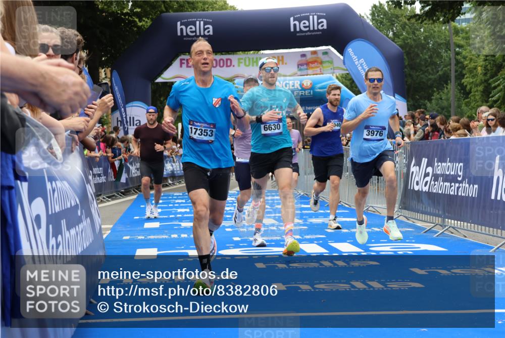 29.06.2025 - hella hamburg halbmarathon Strokosch-Dieckow http://msf.ph/oto/8382806 29.06.2025 10:46:46 Ziel 1942, 3976, 4091, 6630, 11858, 13940, 14541, 15900, 16175, 17172, 17353, 17492, 17669, 17743, 17865, 17892, 19105, 19128 meine-sportfotos.de