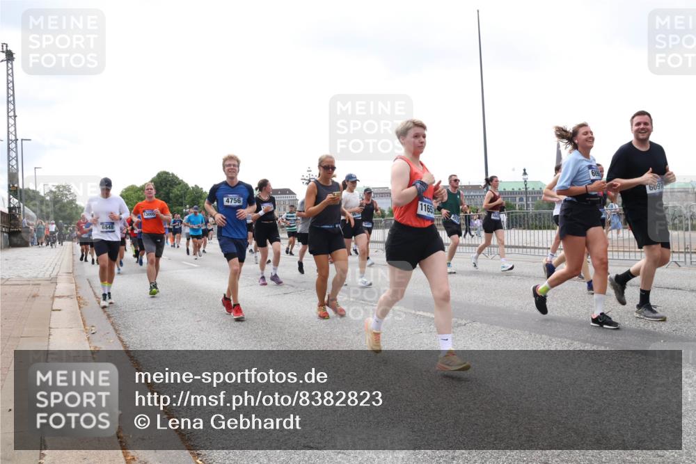 29.06.2025 - hella hamburg halbmarathon Lena Gebhardt http://msf.ph/oto/8382823 29.06.2025 10:40:22 Lombardsbrücke 6548, 4756, 13005, 667, 1165, 6830, 6097, 1018, 1037, 1058, 1076, 1291, 1586, 1691, 1899, 2019, 2042, 2109, 2254, 2515, 2572, 2762, 2763, 2866, 2888, 3237, 3293, 3295, 3515, 3607, 3808, 3810, 3882, 3883, 3884, 4173, 4271, 4411, 4471, 4756, 4906, 5059, 5113, 5229, 5263, 5351, 5352, 5654, 5702, 5877, 5901, 5975, 6076, 6097, 6229, 6278, 6280, 6363, 6463, 6548, 6673, 6698, 6750, 6866, 6876, 6890, 6920, 7045, 7108, 7174, 7455, 7456, 7675, 7850, 7956, 8307, 8378, 8391 meine-sportfotos.de