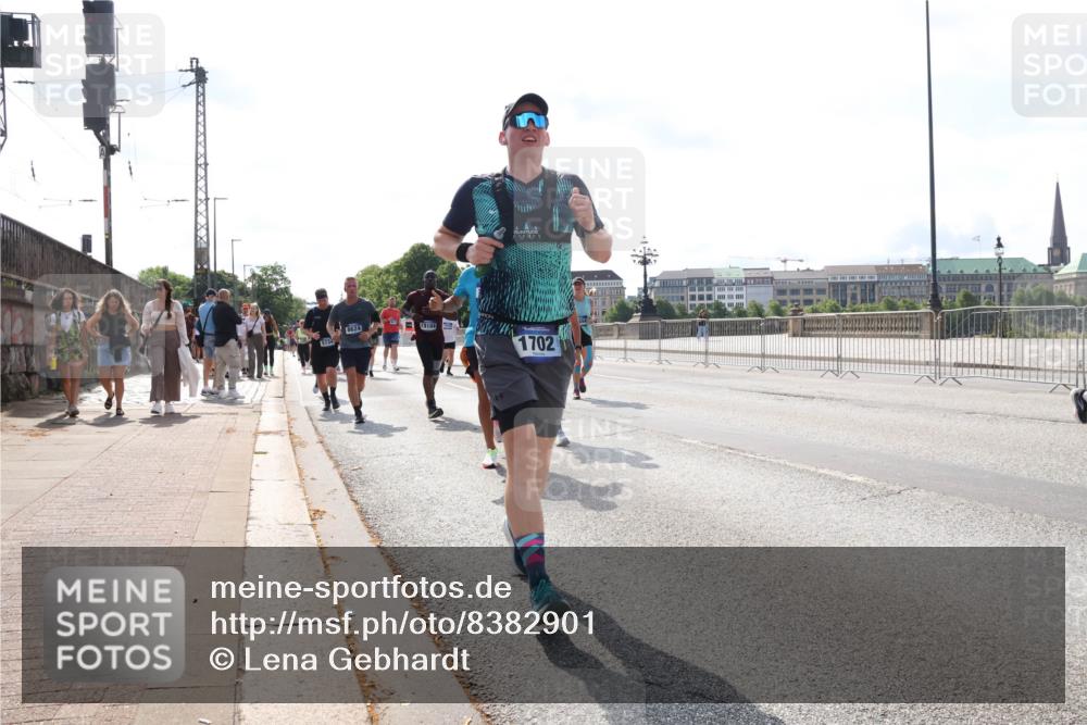 29.06.2025 - hella hamburg halbmarathon Lena Gebhardt http://msf.ph/oto/8382901 29.06.2025 10:02:49 Lombardsbrücke 13184, 1702, 1128, 1254, 1482, 1702, 1733, 2685, 2712, 2780, 2810, 2819, 3225, 3630, 3780, 3919, 3976, 4066, 4204, 4613, 4665, 4904, 5734, 6208, 6217, 6708, 6752, 6815, 6860, 6997, 7049, 7210, 7323, 7869, 7888, 8003, 8364, 8481, 8483, 8614, 8624, 8662, 8749, 9006, 9131, 9554, 9986, 10128, 10295, 10539, 10866, 11191, 11250, 11515, 11670, 11702, 11782, 11935, 11968, 12169, 12422, 12908, 13664, 14224 meine-sportfotos.de